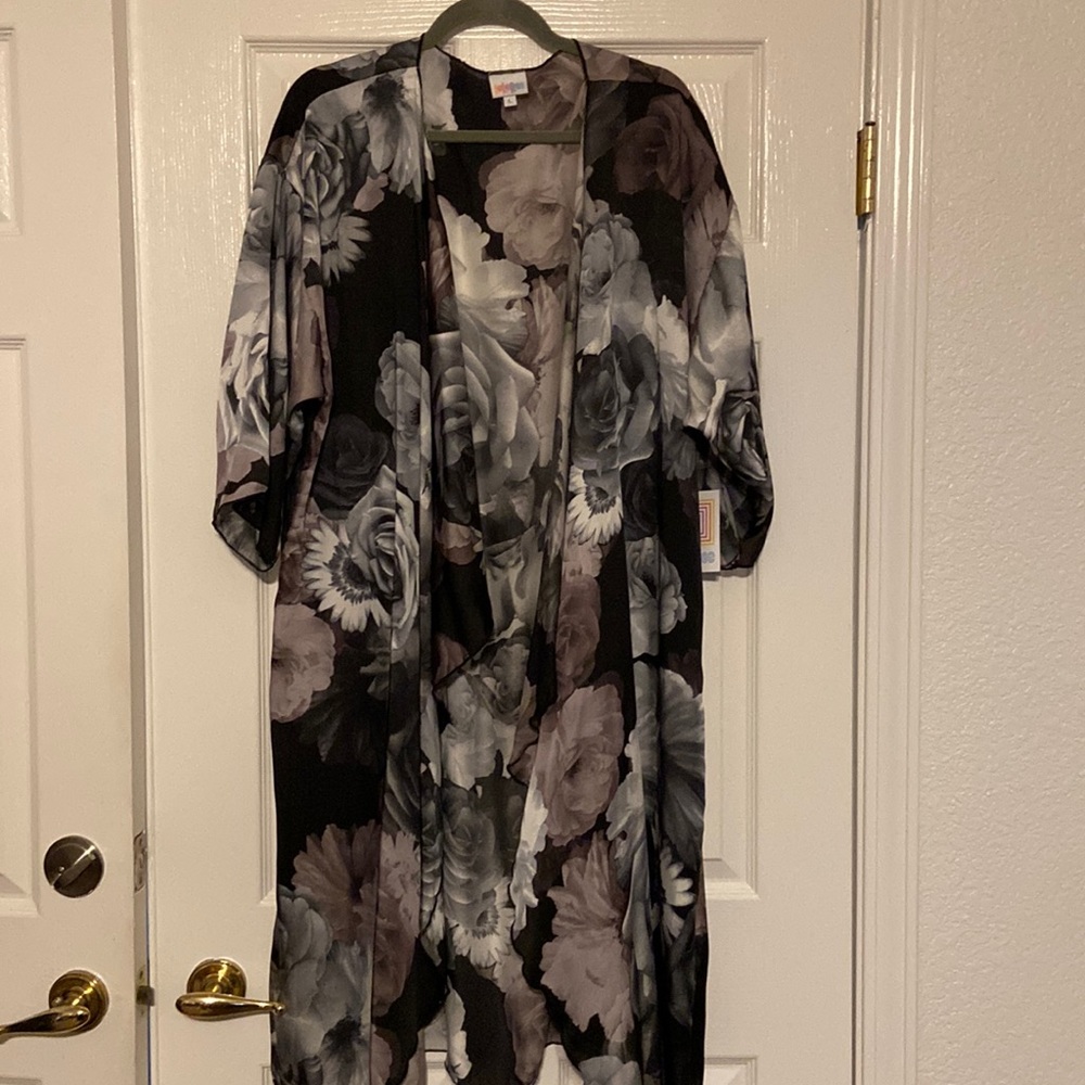 Beautiful black, white & grey floral on this Lularoe Shirley kimono. Size L NWT